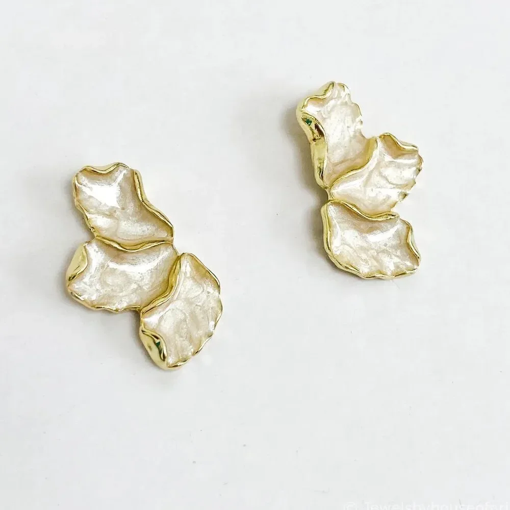 White flower earrings M898